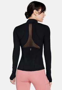 Schwarzes, langärmeliges Sportoberteil mit einem transparenten Mesh-Einsatz am Rücken, figurbetonter Passform und Daumenlöchern an den Ärmelbündchen.