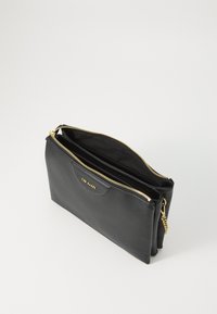 Borsa a mano in pelle nera con zip dorata, dotata di un scomparto con zip e logo impresso sul davanti. Texture liscia e forma rettangolare.