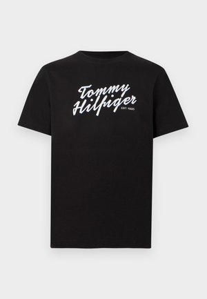 Zwart T-shirt met korte mouwen en een ronde hals, met witte tekst "Tommy Hilfiger EST. 1985" in cursieve letters, gecentreerd op de borst.