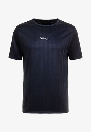 Camiseta de manga corta azul marino con una sutil textura a rayas y un logotipo bordado en blanco en el pecho. Material suave, diseño de cuello redondo.