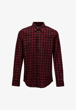 Camisa de cuadros rojo y negro de manga larga con botón y cuello, mostrada plana con los puños abrochados.