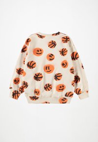 Krems krāsas sporta krekls ar izklaidīgu oranžu smaidošo seju un basketbola bumbu rakstu, ar melniem akcentiem un ribotām piedurknēm.