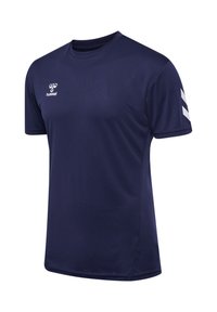 T-shirt de sport bleu marine en tissu lisse, avec un col rond, des manches courtes et un motif en chevrons blancs de chaque côté. Logo sur la poitrine.