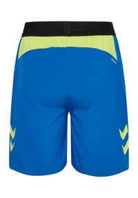 Pantalones cortos deportivos de hombre en azul con una cinturilla negra y un panel de malla amarilla. Presenta acentos en forma de chevron amarillos a los lados. Textura suave.