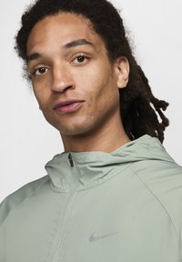 Nike Performance MILER - Vindjakke - jade horizon jade horizon