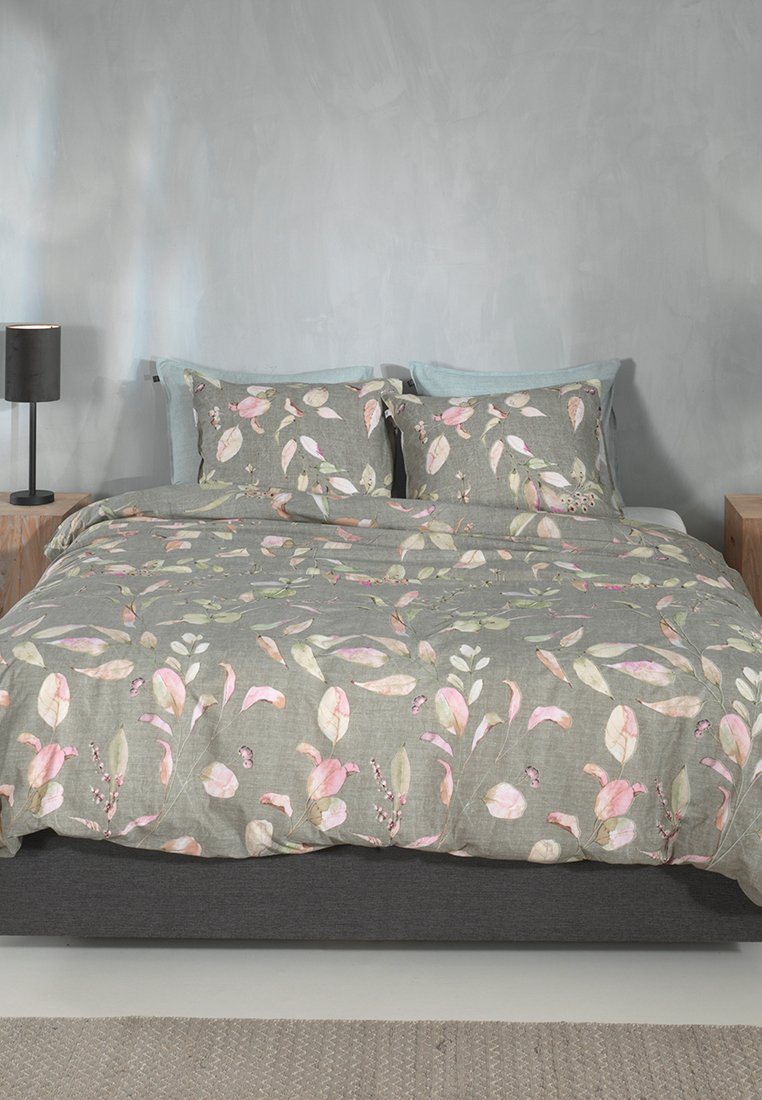 Juego de cama floral con base gris, que presenta patrones de hojas en tonos rosa y verde. Incluye dos fundas de almohada a juego y una funda nórdica texturizada.