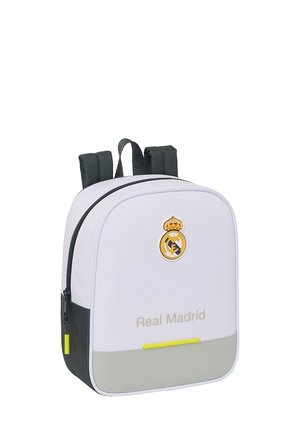 Zaino bianco con spallacci neri, logo del Real Madrid e testo sul fronte, tirazip giallo e pannello inferiore grigio.