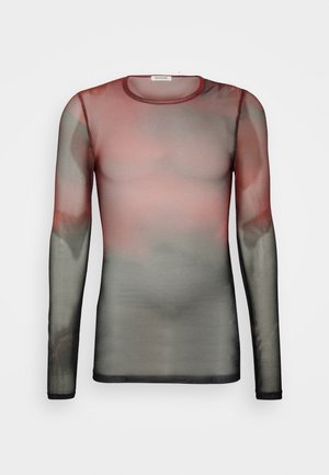 Camiseta de malla transparente de manga larga en tonos degradados de rosa, gris y negro, con escote redondo y silueta ajustada.