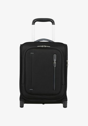 Zwarte softshell handbagagekoffer met telescopische handgreep, voorvakken met rits en twee wieltjes aan de onderkant om te rollen.