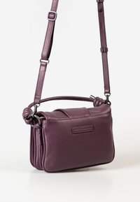 Borsa a tracolla in pelle viola a granuli con tracolla regolabile, attacchi per manico a doppio nodo e logo del marchio inciso sul lato anteriore.