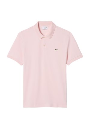 Polo de color rosa claro hecho de algodón, con un cuello clásico, mangas cortas y un pequeño logo de cocodrilo verde bordado en el pecho.