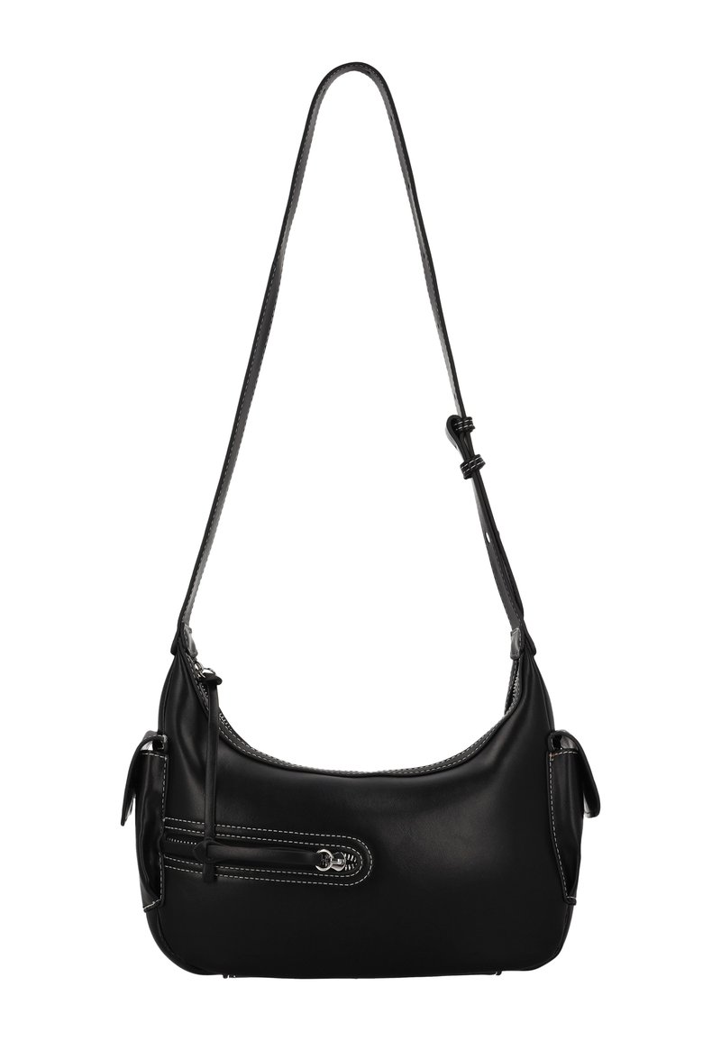 Fekete bőrből készült válltáska ívelt formával, fehér varrással, cipzáras zsebbel és állítható pánttal. Sima textúra.