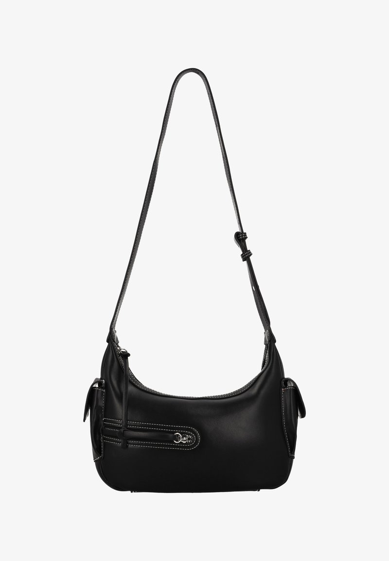 Czarna skórzana torba na ramię o zakrzywionym kształcie, z białym przeszyciem, kieszenią na zamek i regulowanym paskiem. Gładka faktura.