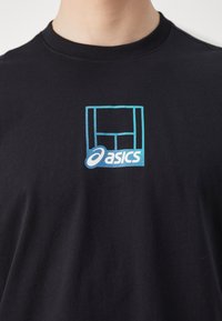 ASICS COURT CORE GRAPHIC TEE - T-shirts print - performance black