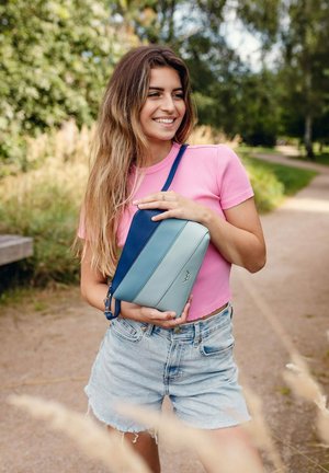VUCH COALIE STRIPED - Taška s příčným popruhem - blue