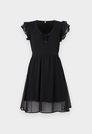 Svart kjole med korte volangermmer, V-hals og knyte-detalj foran, med en flytende, lagdelt skjørt og gjennomsiktig kant.