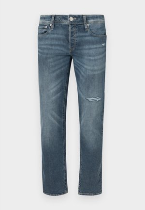 Jean en denim bleu foncé à coupe droite, avec un détail usé au genou, cinq poches et surpiqûres contrastantes. Fermeture classique par bouton et braguette zippée.