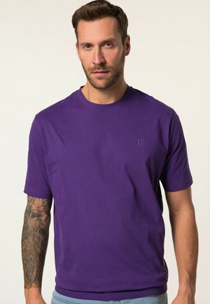 Paarse katoenen t-shirt met korte mouwen, ronde halslijn en subtiele logo-detail in het midden. Gladde textuur en standaard pasvorm.