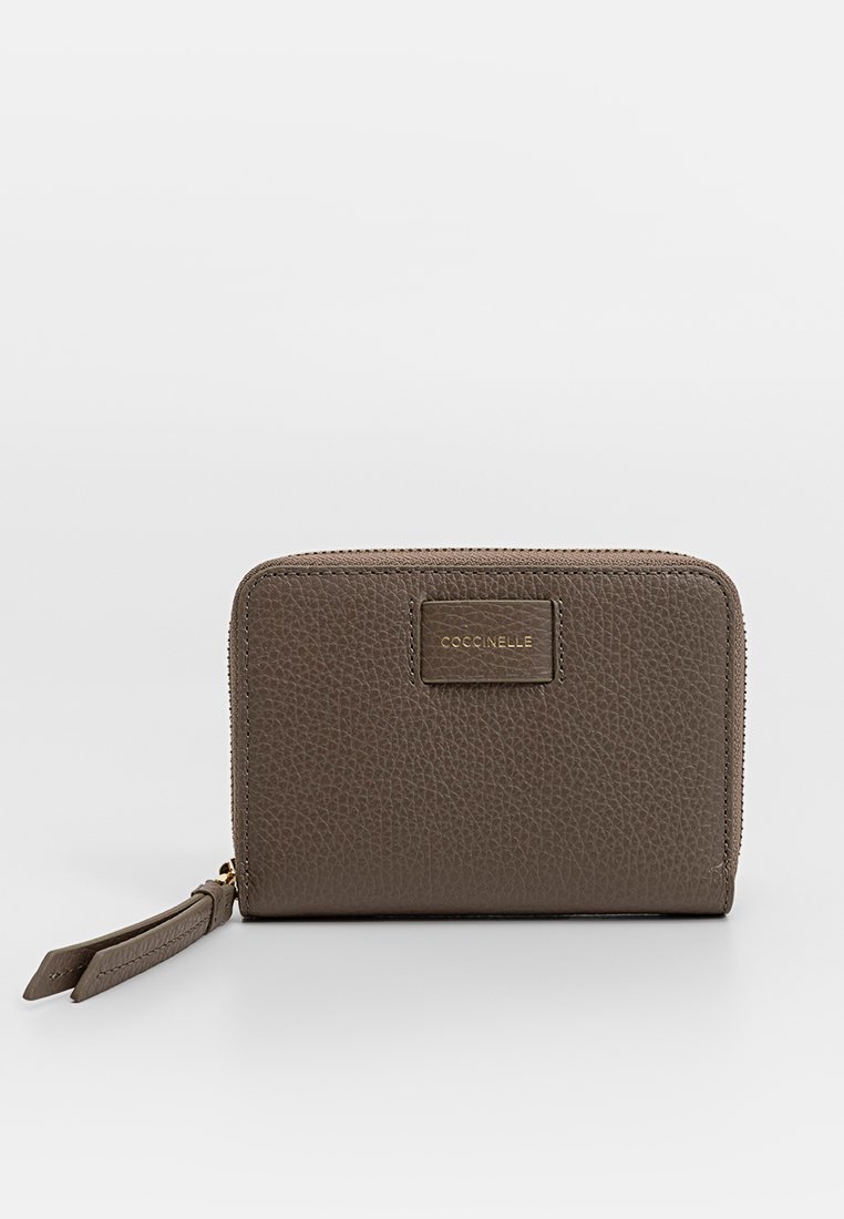 Brązowy skórzany portfel o fakturze żwirowej, prostokątny kształt, zamek błyskawiczny oraz złota tabliczka z logo z przodu.