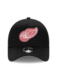 Schwarze Baseballmütze mit einem auffälligen, gestickten roten und weißen Logo der Detroit Red Wings auf der Vorderseite. Verstellbarer Sitz.