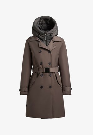 Abrigo marrón de trench con capucha gris acolchada, diseño de doble botonadura, botones negros, cintura ceñida y bolsillos laterales. Elaborado con tela suave.