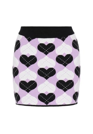 Kötött szoknya fekete derékrésszel és lilás alappal, amelyet fekete és fehér szívminták díszítenek, és varrási részletekkel rendelkezik.
