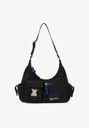 Zwarte schoudertas van Karl Lagerfeld met verstelbare riem, een voorvak met ritssluiting en blauwe trekker, een klep met gesp, en zijvakken.