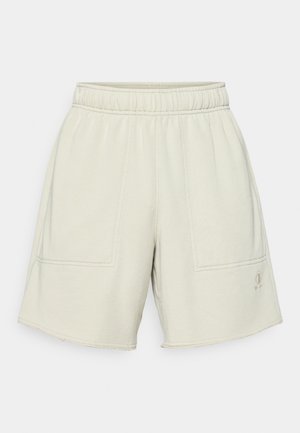 Světle šedé teplákové šortky s elastickým pasem, dvěma předními kapsami a jemnými švy. Materiál vypadá měkce a má texturovaný povrch.