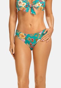 Zestaw bikini z turkusowym tłem i kwiatowymi wzorami w kolorze pomarańczowym, różowym i białym. Góra z detalem w postaci węzła, a dół jest w niskim stanie.