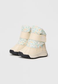 Botas infantiles impermeables con una base crema, suelas de goma texturizadas y un upper azul claro que presenta patrones abstractos coloridos y tiras de Velcro.