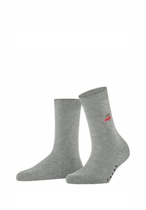 Graue Baumwollsocken mit gerippten Bündchen, die auf einer Seite ein gesticktes rotes Auto mit einem Baum zeigen. Strukturierter, wadenlanger Schnitt.