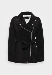 Czarna, zamszowa kurtka z paskiem w talii, skośnym zamkiem błyskawicznym i detalami na zatrzaski. Zaprojektowana z kołnierzem typu lapel i długimi rękawami.