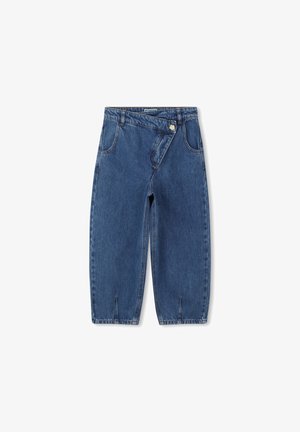 Pantalon en denim bleu foncé à coupe ample, doté d'une fermeture frontale diagonale unique, de cinq poches et de poignets roulés avec des détails de couture.