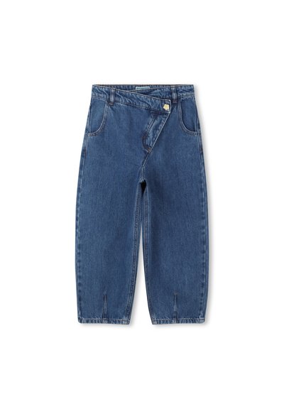 Jeans w ciemnoniebieskim kolorze o luźnym kroju, z unikalnym ukośnym zapięciem z przodu, pięcioma kieszeniami oraz podwiniętymi mankietami z detalami szycia.