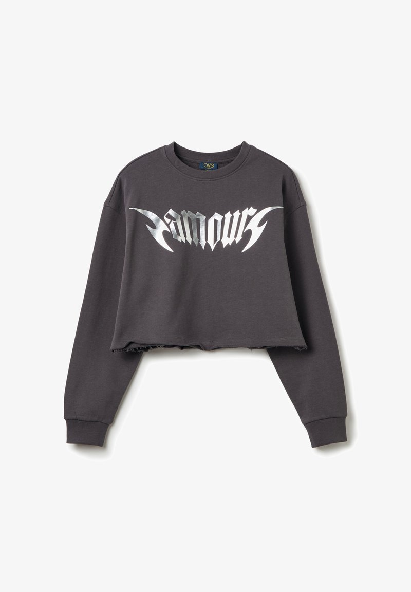 Sweatshirt court en tissu gris foncé avec un grand motif métallique argenté "Amour". Texture douce avec un ourlet brut et des manches longues.