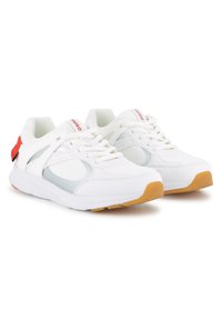 Άσπρα αθλητικά παπούτσια με πλέγμα και συνθετικά επενδύματα, με γκρι λεπτομέρεια και κόκκινο λογότυπο, λαστιχένια σόλα και κλείσιμο με κορδόνια.