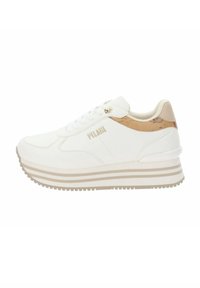 Sneaker bianco con superficie testurizzata, accentuazione marrone chiaro sul tallone, dettaglio del logo dorato e suola a strati a righe.