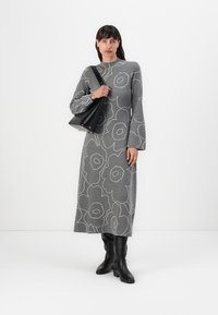 Marimekko WILLAT PIIRTO UNIKKO - Svetríkové šaty - dark grey/off white