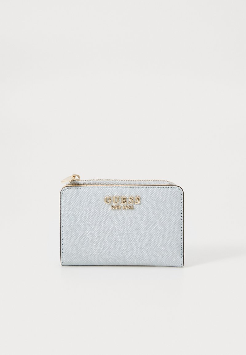 Portefeuille en cuir bleu clair avec une finition texturée, présentant une fermeture éclair dorée et un logo sur le devant. Design compact et rectangulaire.