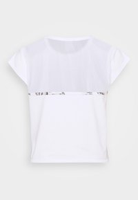Camisa blanca de manga corta con un panel trasero transparente y una franja metálica a lo largo de la costura horizontal. Tejido suave con un corte holgado.