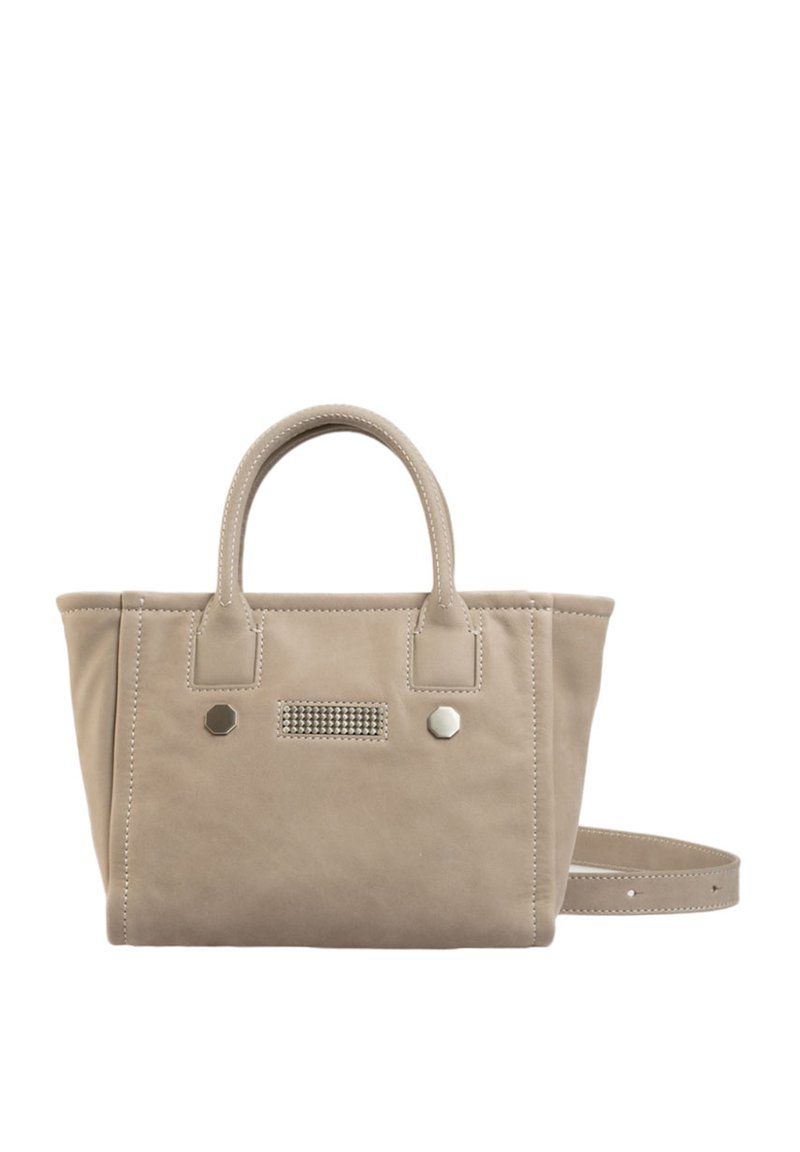 Sac à main en cuir beige avec une structure rigide, des poignées courtes et une bandoulière amovible. Il dispose d'une section cloutée et d'accents métalliques.