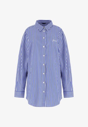 Camicia a maniche lunghe con bottoni, a righe verticali blu e bianche, con colletto e piccolo testo bianco ricamato sul petto.