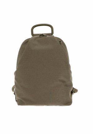 Sac à dos en tissu olive, de forme triangulaire, avec une poignée supérieure, des bretelles réglables et une surface texturée avec un minimum de branding.