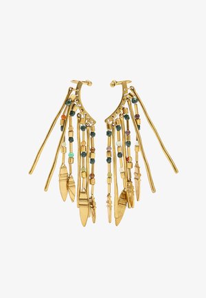 Złote kolczyki z metalowymi akcentami w wydłużonych kształtach, ozdobione kolorowymi koralikami i pióropodobnymi detalami wiszącymi na cienkich liniach.