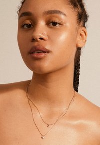 Pilgrim LUCIA - Grandinėlė - rose gold-coloured