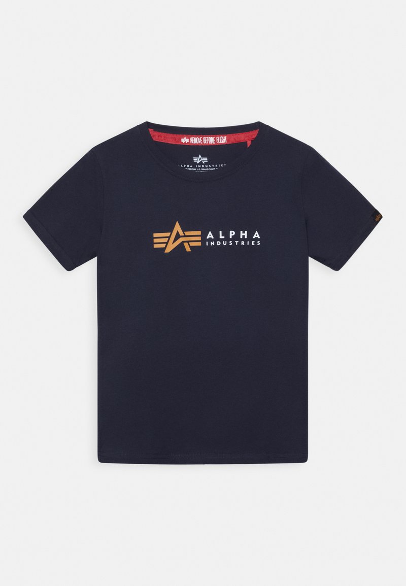 Marinblå bomullströja med en vit och orange "ALPHA INDUSTRIES"-logotyp med vingdetaljer, rund halslinning och korta ärmar.