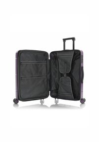 Valigia rigida viola con apertura con zip, scomparti interni neri e manico retrattile. Include quattro ruote multi-direzionali.