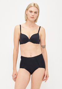 Svart lingerieset med en slät, vadderad bh och hög midja på trosorna. Tyget har en mjuk struktur med justerbara band.