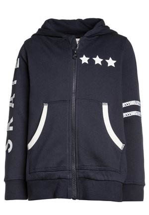 Navyblauer Reißverschluss-Hoodie mit drei weißen Sternen über dem Reißverschluss, ausgestattet mit weißen Streifen an den Ärmeln und zwei Fronttaschen.