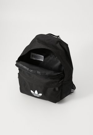 Czarny plecak Adidas z otwartą główną komorą, przednią kieszenią na zamek, białym logo trefoil i czarno-białymi paskami na ramionach.